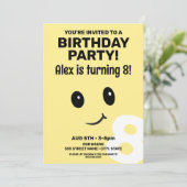 Niedliches Lächeln Gesicht Geburtstag Einladung (Stehend Vorderseite)