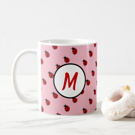 Niedliches Ladybug Muster Monogramm in Rosa und Ro Kaffeetasse (Mit Donut)