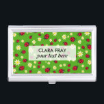 niedliches Ladybug und dunkle Blume grün Visitenkarten Etui<br><div class="desc">Niedliches und trendiges Muster mit handgezeichnetem Cartoon von Ladybugs und Molsen auf grünem Hintergrund.</div>