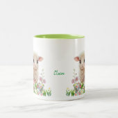Niedliches Lamm im Garten von Blume personalisiert Zweifarbige Tasse (Mittel)