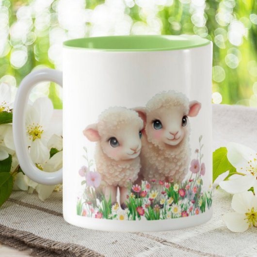 Niedliches Lamm im Garten von Blume personalisiert Zweifarbige Tasse