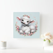 Niedliches Lamm mit Blumenkronendarstellung Quadratische Wanduhr (Zuhause)