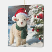 Niedliches Lamm mit Schal und Weihnachtsmannmütze Keramikornament (Links)