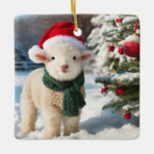 Niedliches Lamm mit Schal und Weihnachtsmannmütze Keramikornament (Vorderseite)