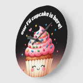 Niedliches L'il Cupcake Sprinkles Kinderzimmer Große Wanduhr (Winkel)