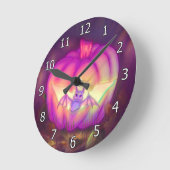 Niedliches Lila Bat Inside Carved Jack-o' Lantern Runde Wanduhr (Winkel)