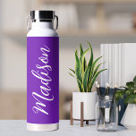 Niedliches Lila, handgeschriebenes Skript Trinkflasche<br><div class="desc">Eine niedliche lila Wasserflasche mit weißem Monogramm für ein Mädchen oder einen Typ,  das einfache,  handgeschriebene Geschenke Lieben. Schönes kursives Skript an der Seite Ihrer Flasche,  das Ihren Namen ausdrückt.</div>
