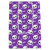Niedliches Lila Skull & Bones Halloween-Muster Mittlere Geschenktüte (Rückseite)