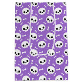 Niedliches Lila Skull & Bones Halloween-Muster Mittlere Geschenktüte (Rückseite)