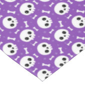 Niedliches Lila Skull & Bones Halloween-Muster Tischdecke (Schrägansicht)