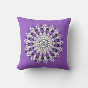 Niedliches Lila-weiß Mandala Blume Design Kissen