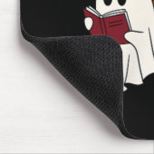 Niedliches Little Ghost Reading Book Under Herbstl Mousepad (Ecke)