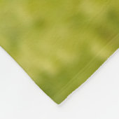 Niedliches, lustiges Katzenkätzchen in einem Blume Fleecedecke (Ecke)