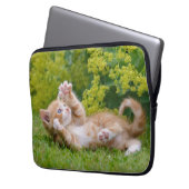 Niedliches, lustiges Katzenkätzchen in einem Blume Laptopschutzhülle (Vorderseite Links)
