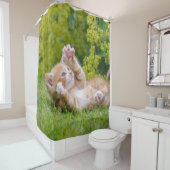 Niedliches, lustiges Katzenkitt in einem Blumengar Duschvorhang (Beispiel)