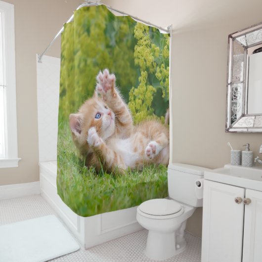 Niedliches, lustiges Katzenkitt in einem Blumengar Duschvorhang (Beispiel)