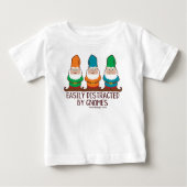 Niedliches lustiges leicht abgelenkt durch Gnomes Baby T-shirt (Vorderseite)