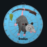 Niedliches lustiges Opossum aus Cartoon Dartscheibe<br><div class="desc">Dieses niedliche glückliche Opossum hängt nur zum Spaß herum! Gezeichnet im albernen Cartoon-Illustrationsstil.</div>
