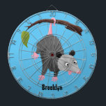 Niedliches lustiges Opossum aus Cartoon Dartscheibe<br><div class="desc">Dieses niedliche glückliche Opossum hängt nur zum Spaß herum! Gezeichnet im albernen Cartoon-Illustrationsstil.</div>