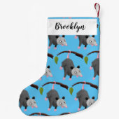 Niedliches lustiges Opossum aus Cartoon Kleiner Weihnachtsstrumpf (Rückseite)