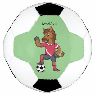 Niedliches lustiges Pferd beim Fußballspielen Cart Fußball