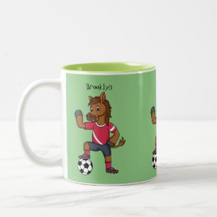 Niedliches lustiges Pferd beim Fußballspielen Cart Zweifarbige Tasse
