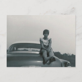 niedliches Mädchen, das auf der Rückseite der alte Postkarte