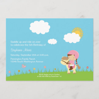 Niedliches Mädchen, das auf einer Pferdegeburtstag Einladung