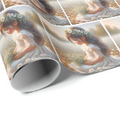 Niedliches Mädchen im Spitzenkleid mit Daisis Geschenkpapier (Rolleneckpunkt)