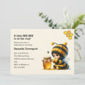 Niedliches Mädchen in Bee Costume mit Honey Baby D Einladung (Stehend Vorderseite)