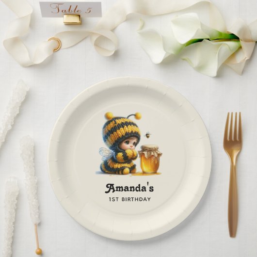 Niedliches Mädchen in Bee Costume mit Honey Geburt Pappteller (Hochzeit)