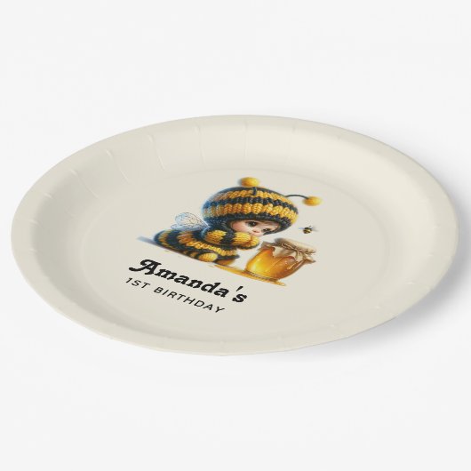 Niedliches Mädchen in Bee Costume mit Honey Geburt Pappteller (Schrägansicht)