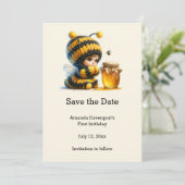Niedliches Mädchen in Bee Costume mit Honey Geburt Save The Date (Stehend Vorderseite)