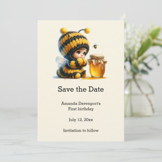 Niedliches Mädchen in Bee Costume mit Honey Geburt Save The Date (Stehend Vorderseite)
