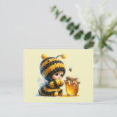 Niedliches Mädchen in BienenKostüm mit Honig Postkarte (Stehend Vorderseite)