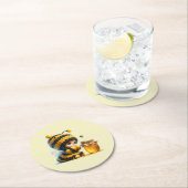 Niedliches Mädchen in BienenKostüm mit Honig Runder Pappuntersetzer (Vor Ort)