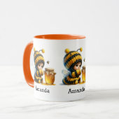 Niedliches Mädchen in BienenKostüm mit Honig Tasse (Vorderseite Links)