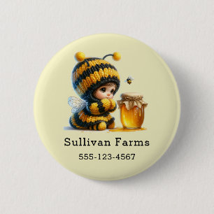 Niedliches Mädchen in Bienenkostüm mit Honiggeschä Button