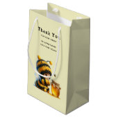 Niedliches Mädchen in Bienenkostüm mit Honiggeschä Kleine Geschenktüte (Rückseite Schrägansicht)