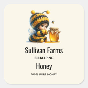 Niedliches Mädchen in Bienenkostüm mit Honiggeschä Quadratischer Aufkleber