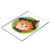 Niedliches Mädchen in einem Hexenkostüm Notizblock (Linke Seite)