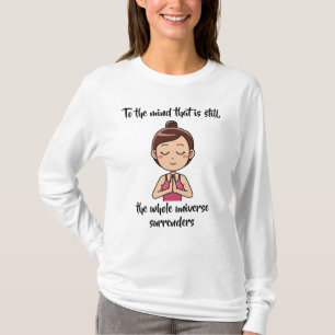 Niedliches Mädchen in rosa Meditation T-Shirt