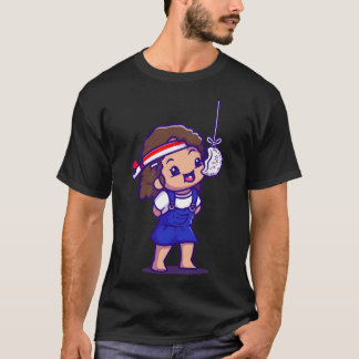 Niedliches Mädchen isst Kerupuk in indonesischer U T-Shirt