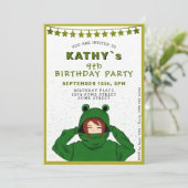 Niedliches Mädchen mit Green Frog Hoody Zeichnend  Einladung (Stehend Vorderseite)