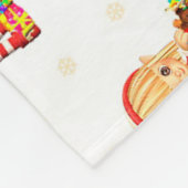 Niedliches Mädchen mit Weihnachtsgeschenken und Sc Fleecedecke (Ecke)