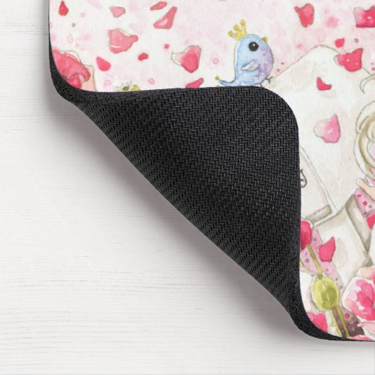 Niedliches Mädchen mit weißer Katze auf rosa Mousepad (Ecke)