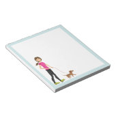 Niedliches Mädchen und ein brauner Hund wandern Il Notizblock (angewinkelt)