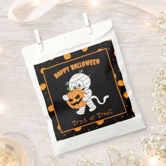 Niedliches Mama beim Wandern mit Halloween Pumpkin Geschenktütchen (Ausgeschnitten)