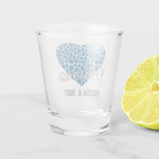 Niedliches Mama Word Art on Blue Leopard Gemustert Schnapsglas (Rückseite)