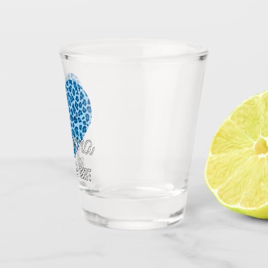 Niedliches Mama Word Art on Blue Leopard Gemustert Schnapsglas (Rechts)